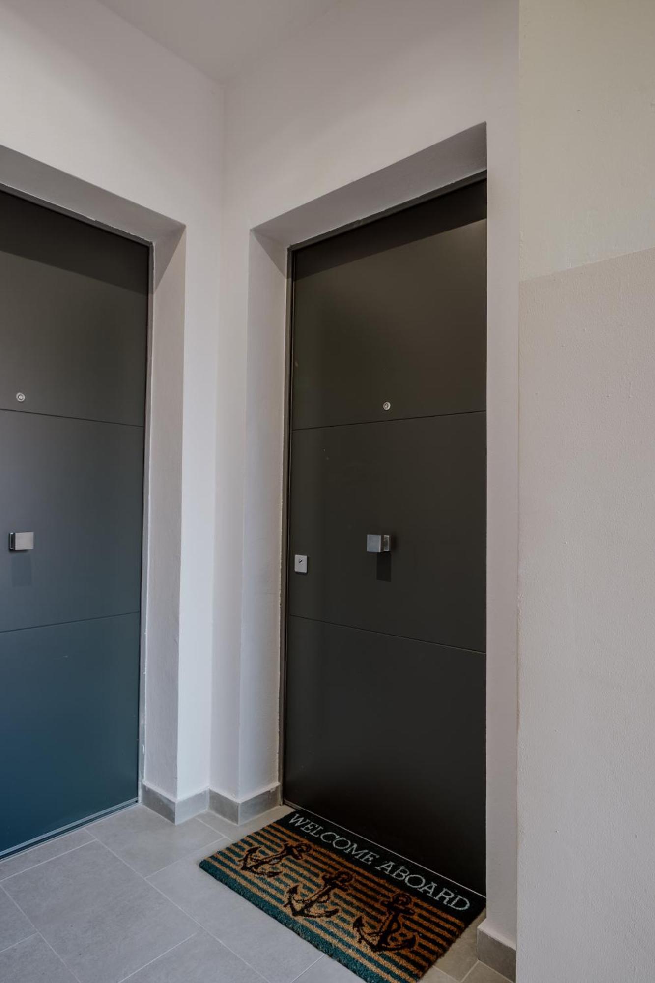 Elegante Appartamento In Marina Trieste Exterior foto